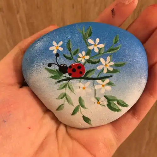 在石头上画画应该用什么画笔和颜料