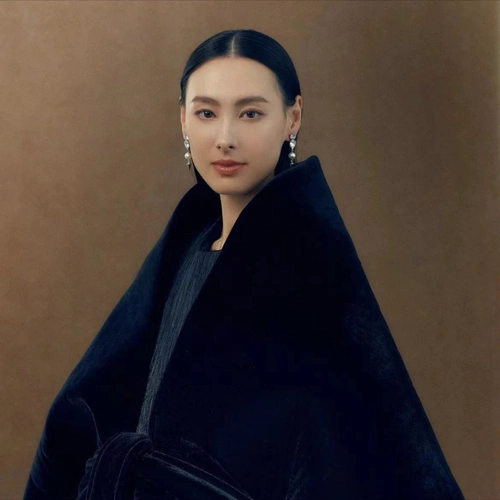 33岁梁洛施罕见现身活动面部明显发腮自曝不会为孩子放弃拍戏