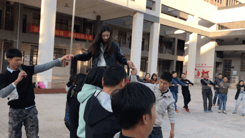 团干培训你胸前的团徽特别耀眼