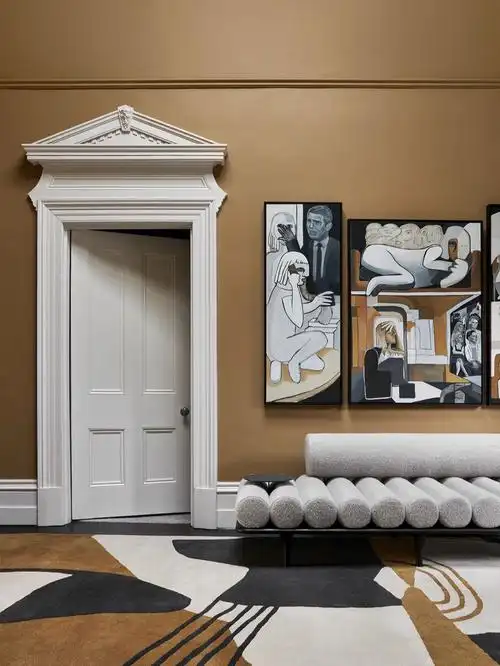 姜黄色的涂料与超高法式门框造型美极了