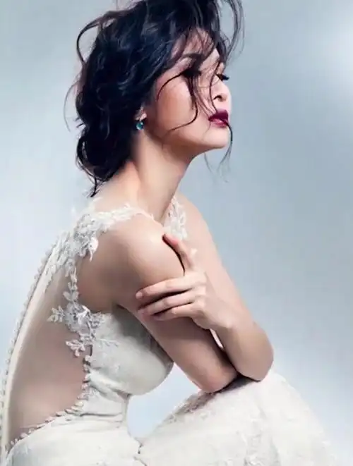 身姿曼妙,风情妩媚的童蕾,姿态婀娜,气质优雅