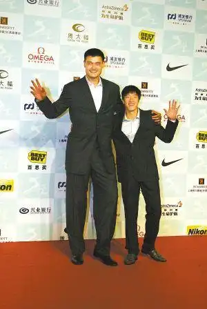 为什么说不要和姚明合影?成龙大哥踩茶几都没他高,想照全身太难