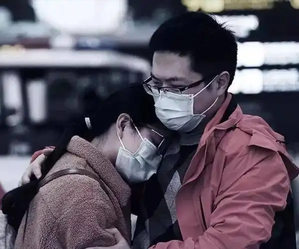 抗击疫情!患难真情!这几十张照片,张张让人想哭