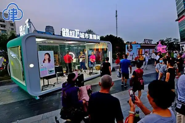天津首家!"路灯下"城市户外直播间开门纳客