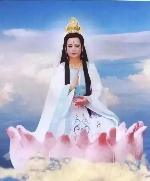 很多,以至于她后来杀青后,进庙拜香都有人对她跪拜说观音菩萨显灵了