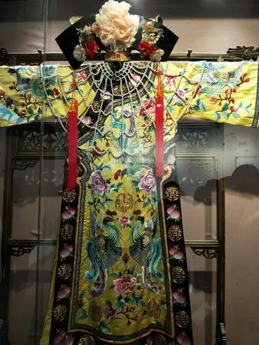 自古以来,珍珠深受达官贵人的青睐. 慈禧凤袍