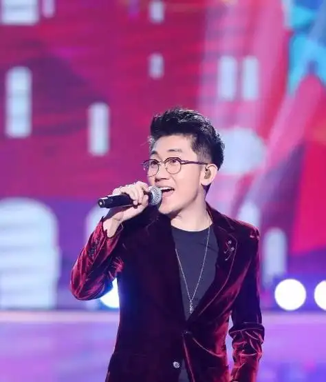 他以半开玩笑的方式向胡海泉提问了一个相当冒犯人的问题.