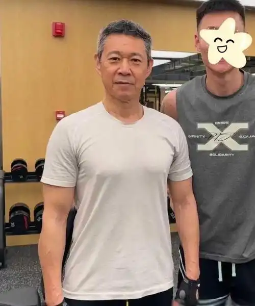 67岁张丰毅近照结实的肌肉线条抢镜网友27岁年轻人都比