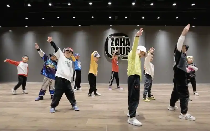 努力耍帅的街舞小朋友们～巧丽老师萌娃启蒙班集训课堂 #少儿街舞