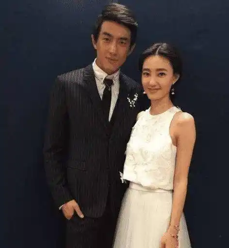 乔振宇的婚姻给王丽坤带来了巨大的压力,以至于克劳迪娅至今仍单身.