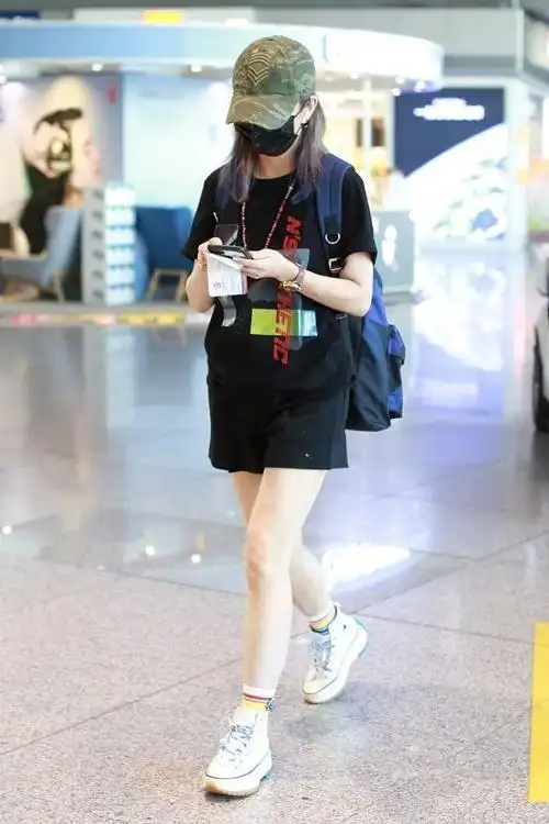 44岁赵薇染紫发努力显年轻穿彩虹袜戴草绿棒球帽皮肤真白