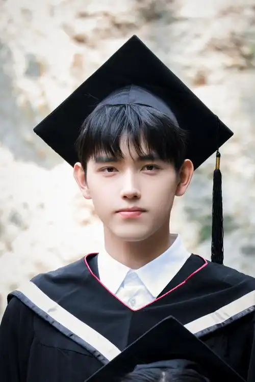 陈飞宇回北电拍毕业照##陈飞宇回校拍毕业照
