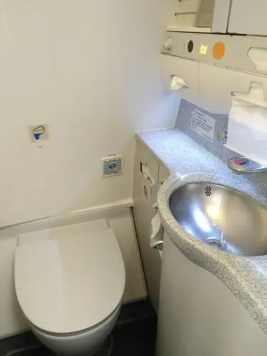 飞机上的洗手间,还是很干净的