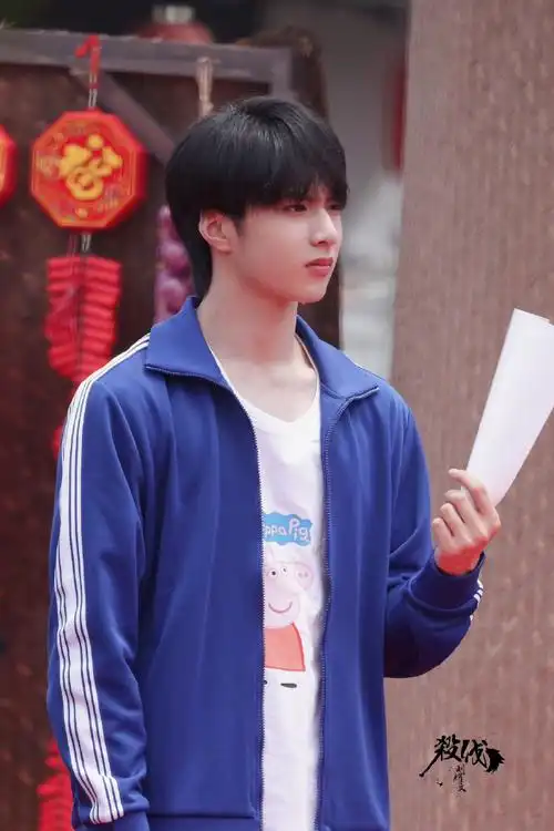 刘耀文萌探探探案##刘耀文萌探2蓝色运动服造型路透