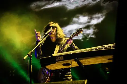 谢天笑携新自选辑开启10城巡回,与歌迷近距离交流