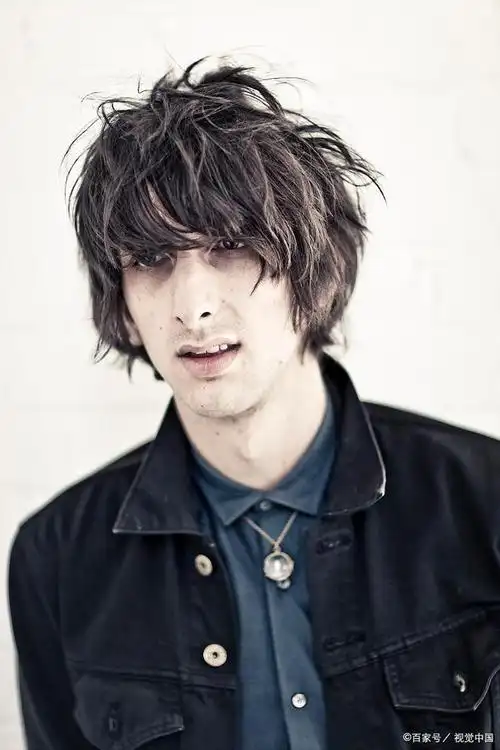 男生日系的慵懒中长发型有,无规则齐肩发,斜分齐肩发,半丸子头,丸子头