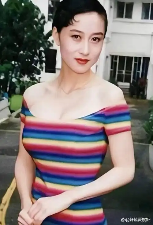 李连杰妻子近照曝光,利智61岁衰老似奶奶,黄秋燕62岁仍美艳!