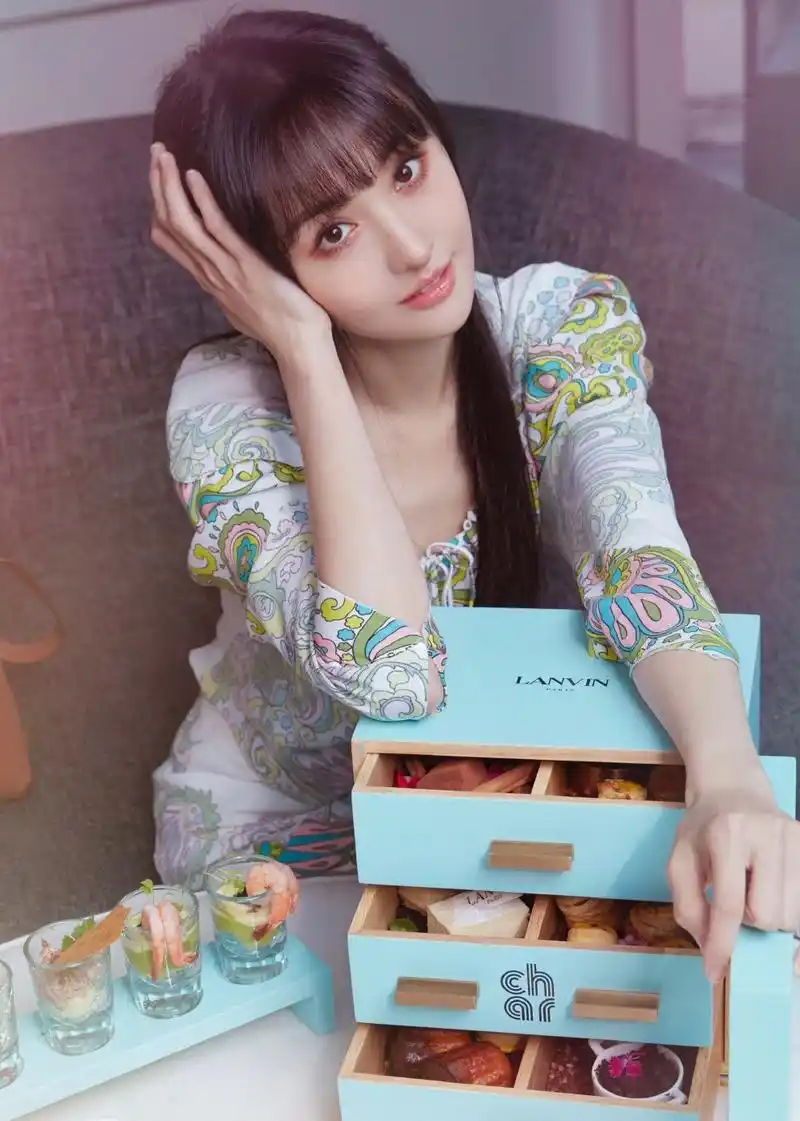 郑爽身着碎花连衣裙搭配齐刘海造型,粉嫩桃花妆,优雅又甜美