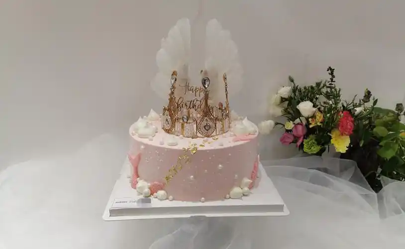 粉色天使皇冠生日蛋糕图片