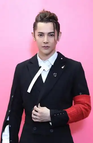 汪东城最新写真曝光 西装杀酷甜发糖