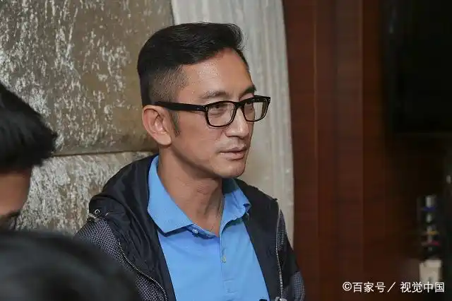 54岁吴启华近照曝光 风度翩翩帅气依旧,被网友赞为"不老男神"