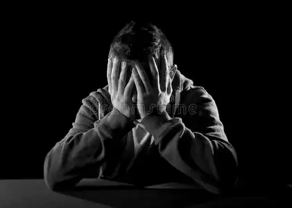 绝望的男人遭受着情感上的痛苦悲伤和深深的抑郁照片