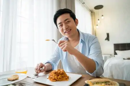 一个年轻男人的休闲生活照片