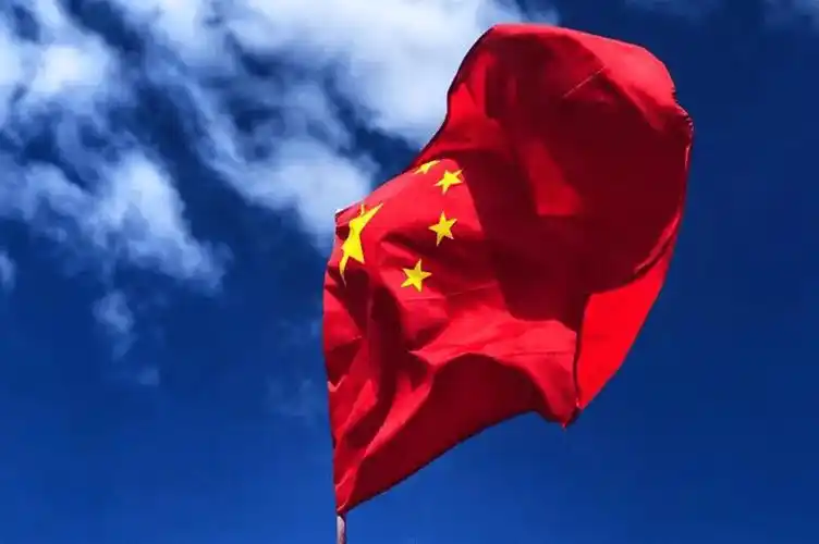 五星红旗下庄严宣誓为了美丽的祖国我们将努力奋斗致敬那最美的中国红