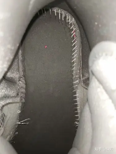 有没有买了香芋紫aj的朋友呀请问鞋垫是有背胶的嘛