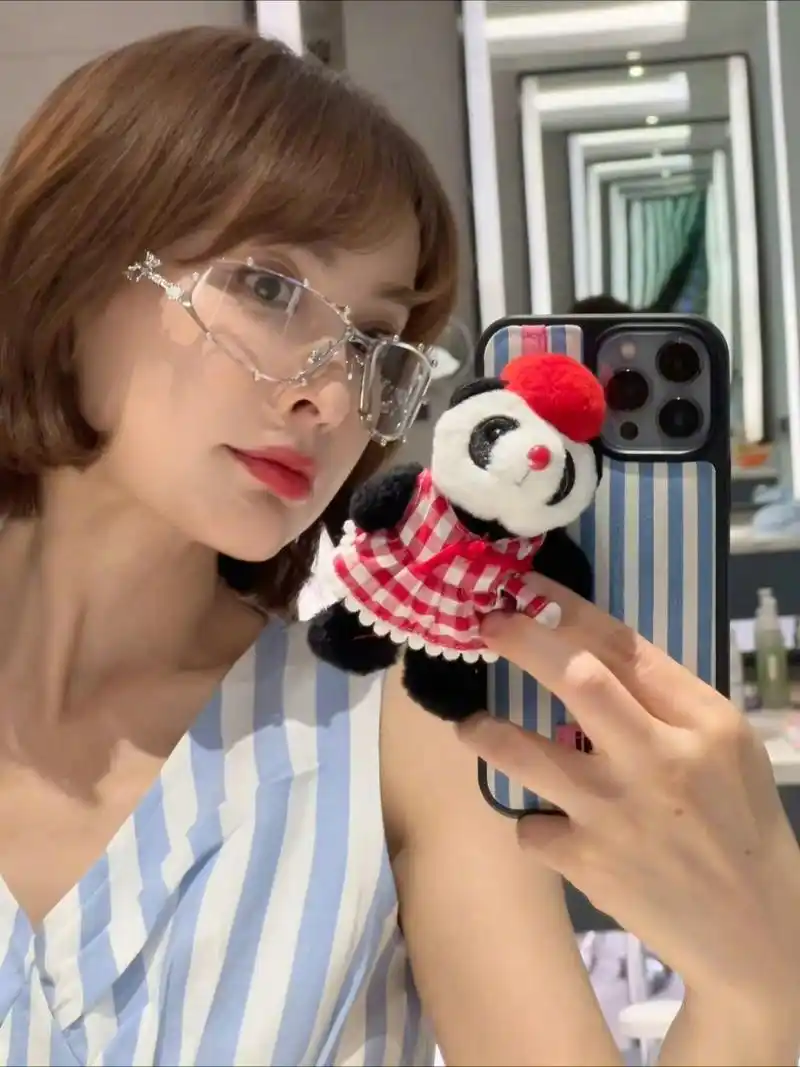 【40岁的短发吴昕仍像少女】  久没露面的吴昕,剪了一头棕色短发,非常