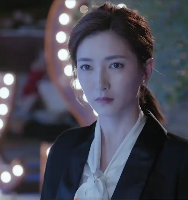 《恋爱先生》:江疏影怒砸靳东前后眼神的变化,最后一图真可怜!