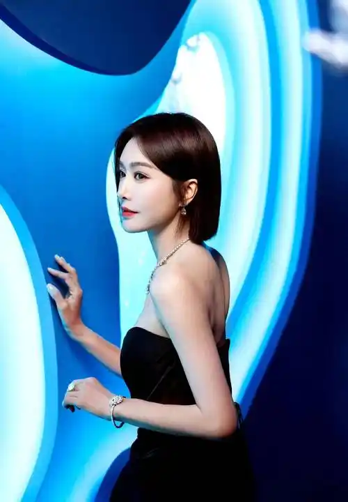 秦岚活动新造型,穿一条黑色抹胸开叉长裙,优雅又有气质!
