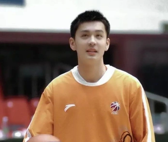 你们看看10年前的杨鸣长啥样?