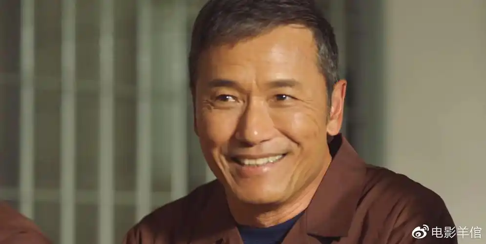 开场郑凯就出现了,画了一幅小丁的画像给薛家强看,还说知道她的下落