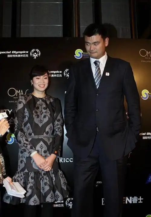 姚明妻子气质挺温柔的,穿蓝色碎花裙清新淡雅,在老公身边好娇小|裙装