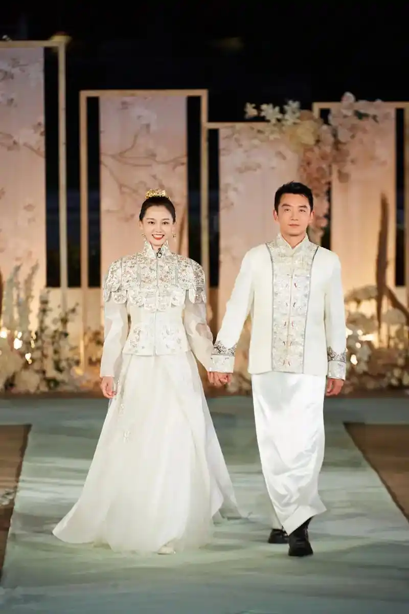 郑恺和苗苗这一对,虽然没有婚纱照,没有举行婚礼,但是婚后一儿 - 抖音