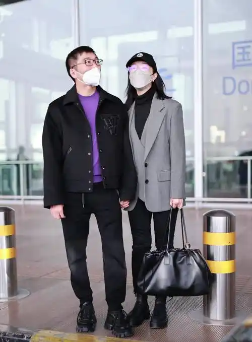 陈数和老公赵胤胤身着西装黑裤携手走机场,精致又时尚!