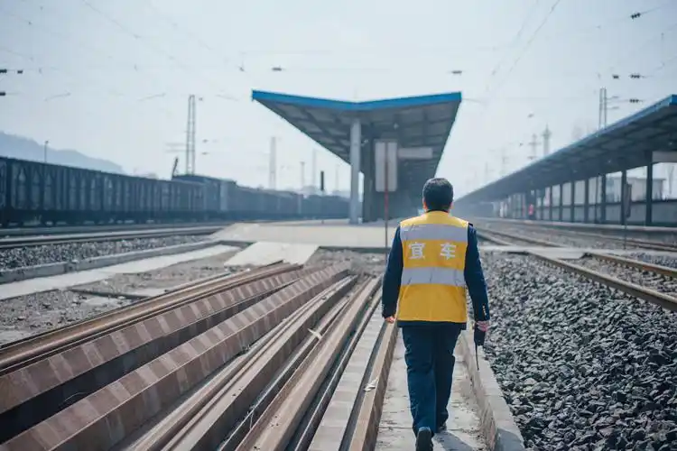 忙碌的背影.宜宾车务段供图