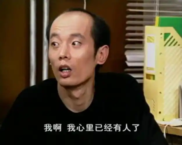 光头葛优被晒新发型,身穿睡袍,拖鞋匆匆赶工,网友:光头好看!