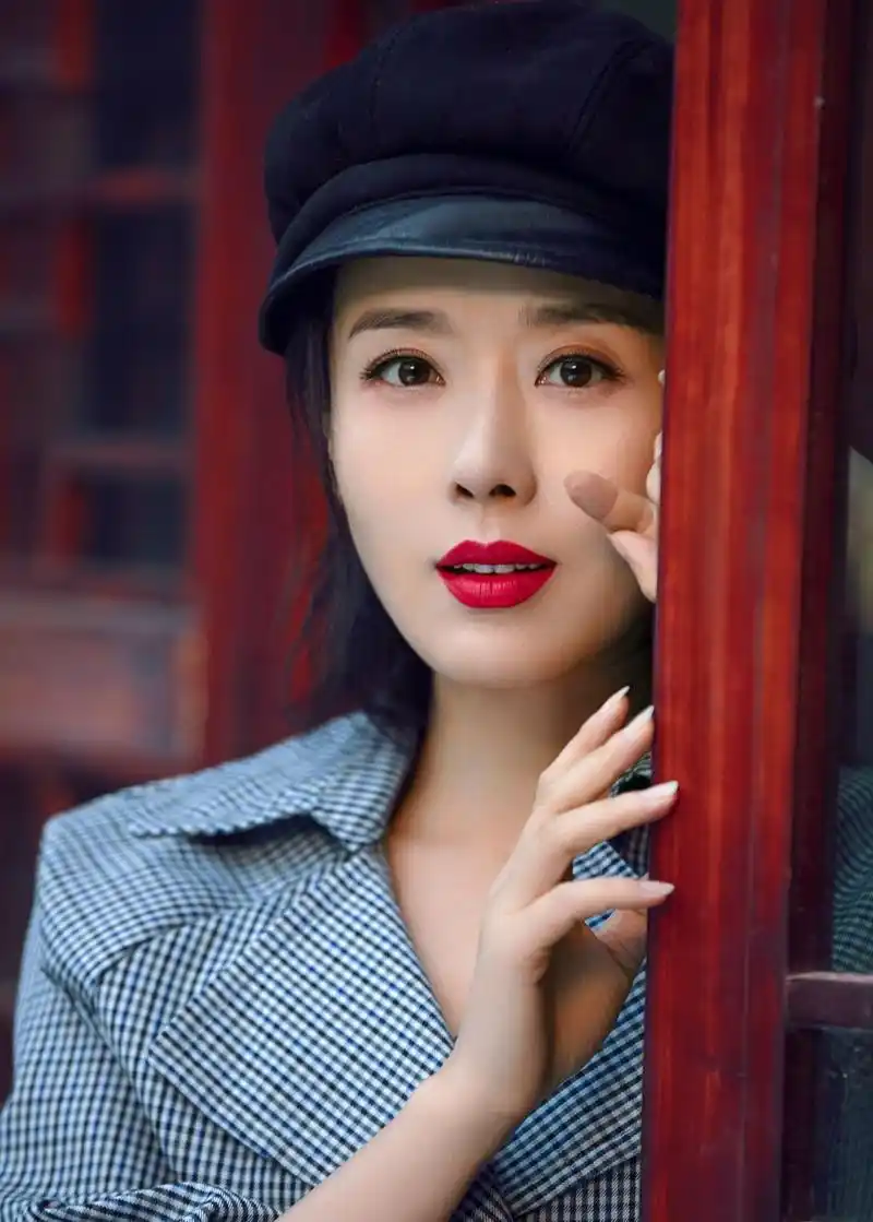 颜丹晨条纹连衣裙优雅时尚写真