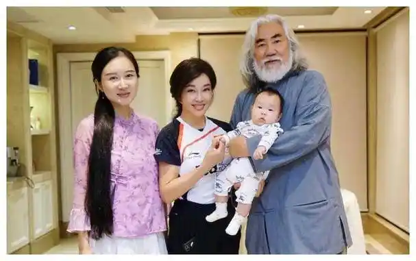 刘晓庆与张纪中同框,惊人相差1岁,令人叹为观止!_人生_挑战_活力