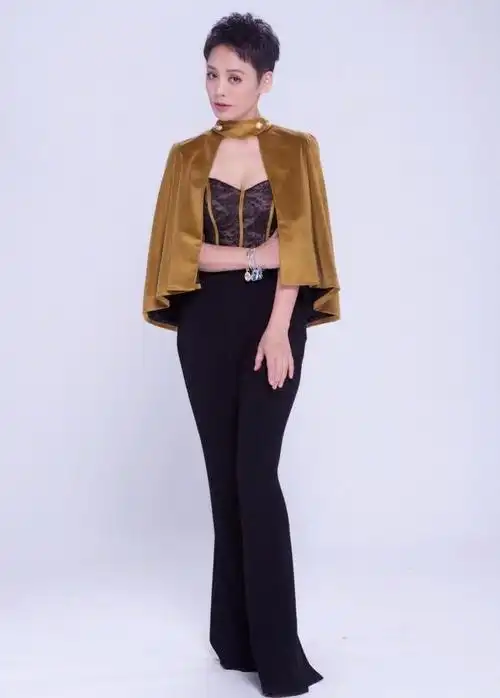 宁静年纪是大了点,但50岁仍有"葫芦形身材",穿白裙女人味十足|礼服