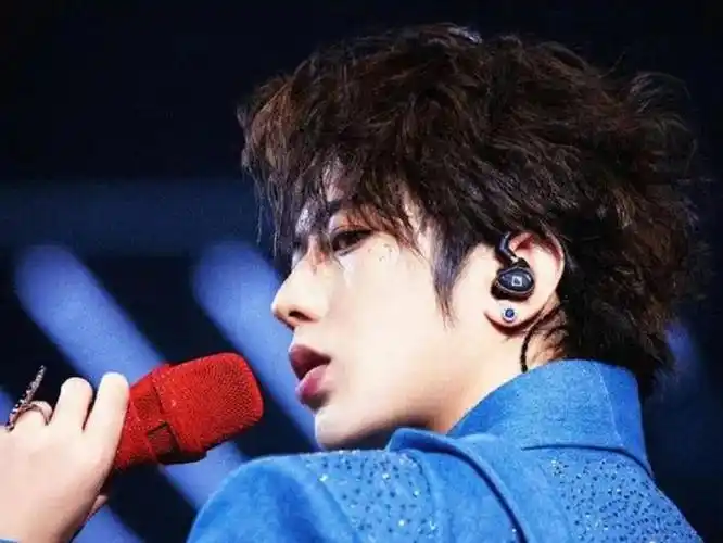 董洁儿子模仿蔡徐坤跳"鸡你太美"?