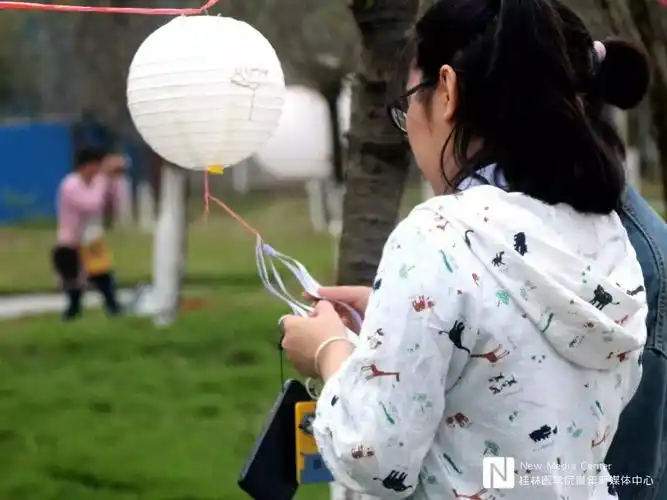 恰逢今朝百花开,手持花灯觅君来