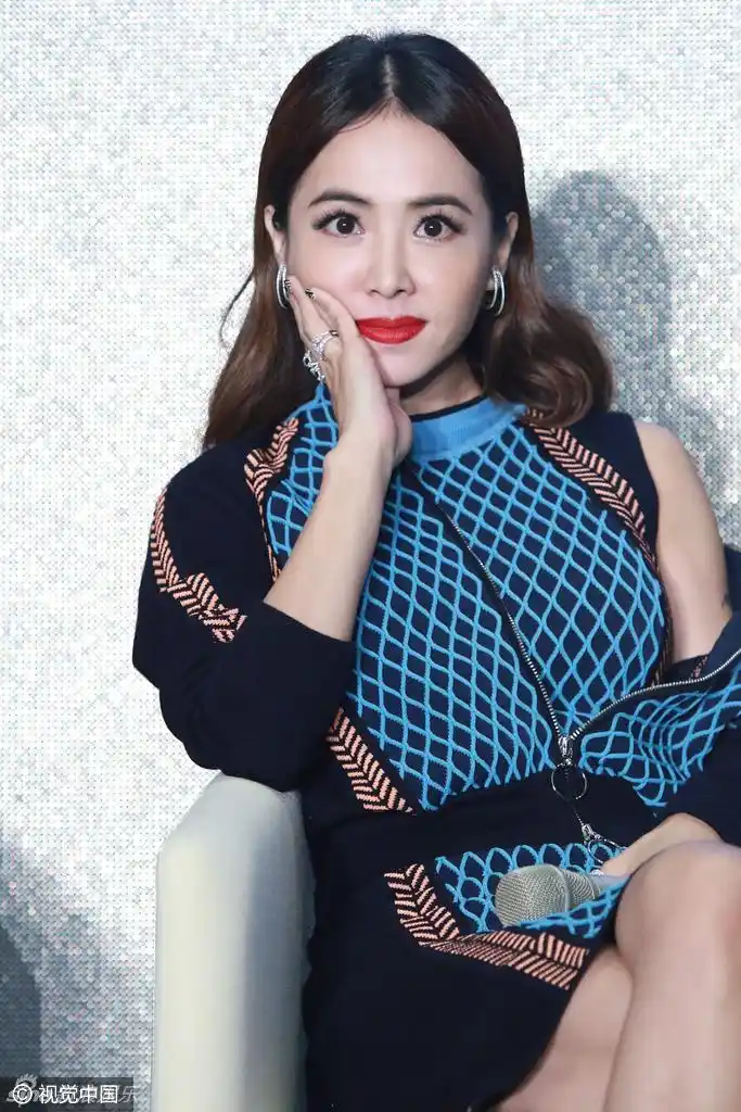 蔡依林半穿外衣秀白嫩香肩 笑的合不拢嘴