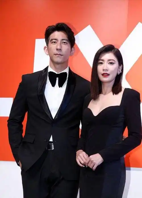 原创修杰楷贾静雯穿情侣装合体黑色高开叉秀美腿看不出相差九岁