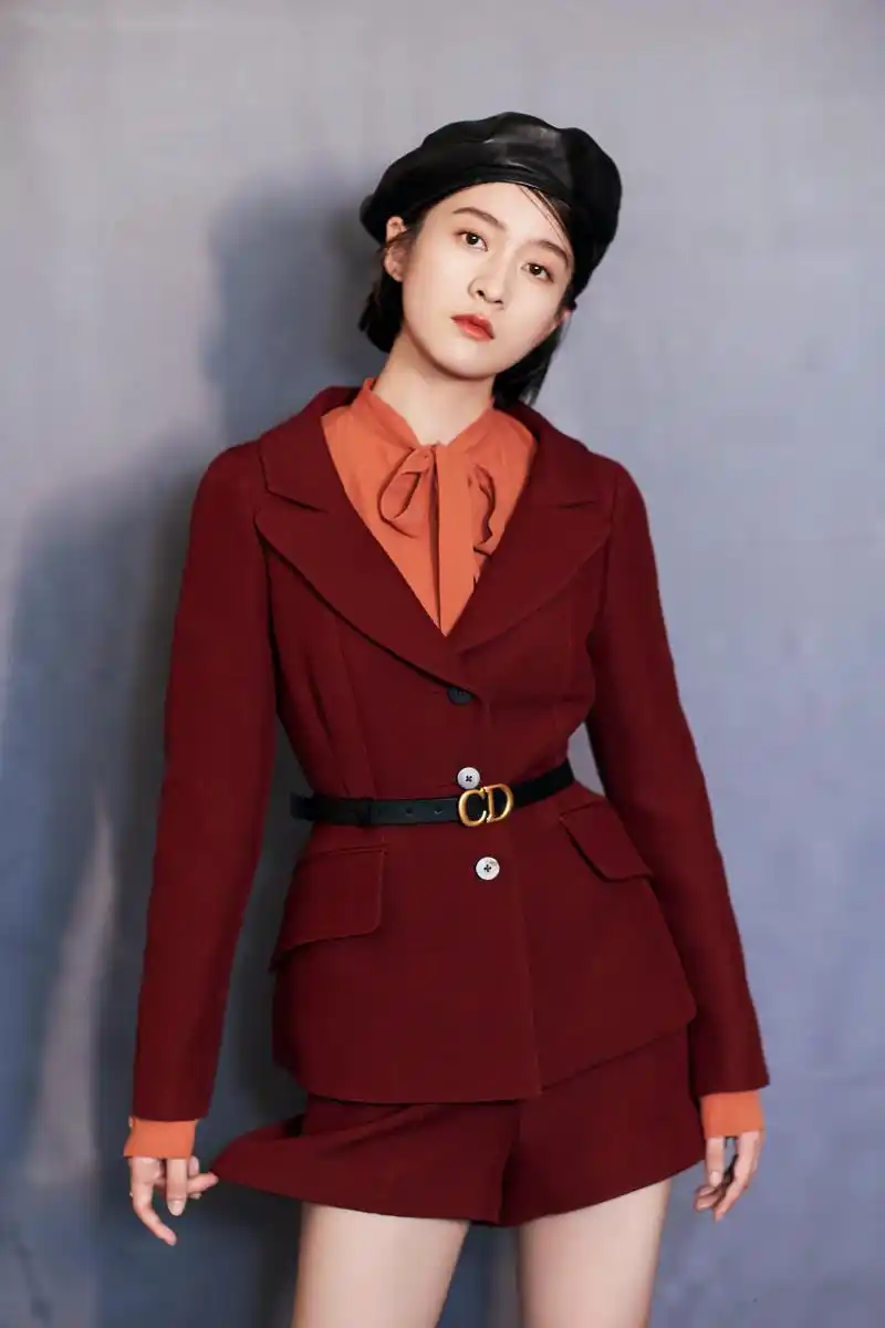 从6岁时误打误撞出演第一个角色,到如今愈发坚定地行进在表演路上,张