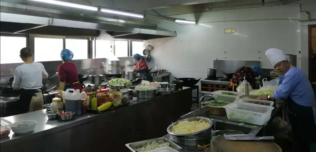 宽敞的后厨里忙碌而不乱,物件摆放归类,大厨们用起得心应手