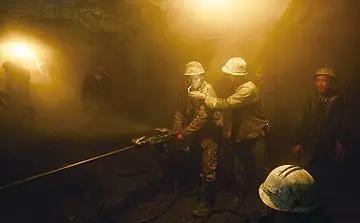 9月25日,包头哈达门沟金矿矿工正在凿探主矿井