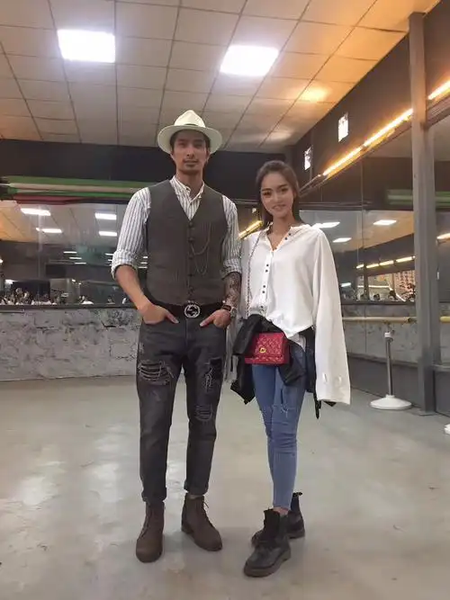 阿本以及知名人像摄影师施老师为学员们分享关于平面模特拍摄的一些